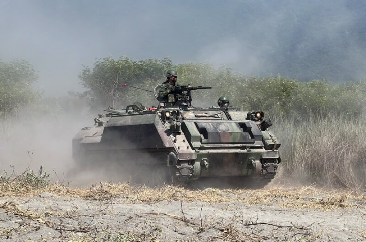 國軍「漢光38號演習」實兵操演邁入第4天，28日移師台東知本海邊，模擬敵軍登陸海灘，演練部隊接獲反擊命令，由機步部隊CM21裝甲人員運輸車及配合砲兵火力發起反擊。