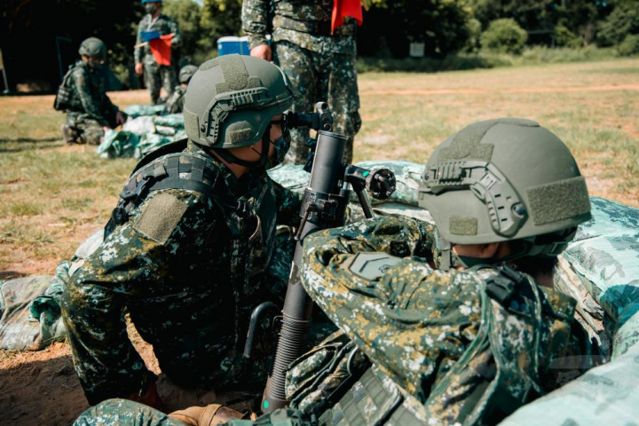 召員反覆訓練，熟稔射擊程序。（青年日報提供）