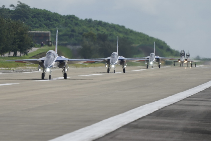 空軍第七飛行訓練聯隊6日在台東志航基地進行動態展示，圖為勇鷹高教機（前左3台）與F-5型機（後右2台）列隊滑行。