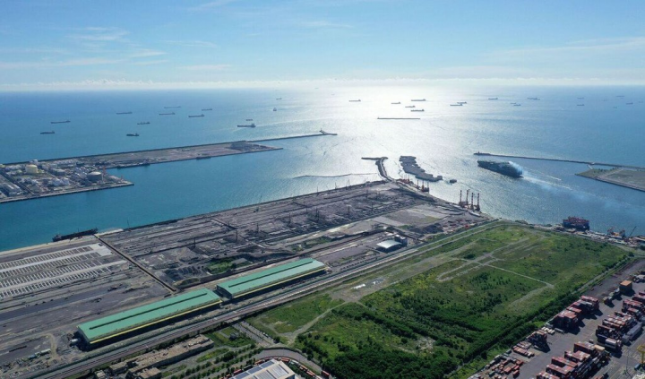 看好離岸風電產業發展潛力及高雄港優勢，銘榮元集團成立「銘榮元新能源」投資新台幣30億元進駐高雄港洲際一期用地，打造水下基礎生產基地及興建深水重件碼頭，布局離岸風電供應鏈，估2024年投產。（高雄市政府提供）