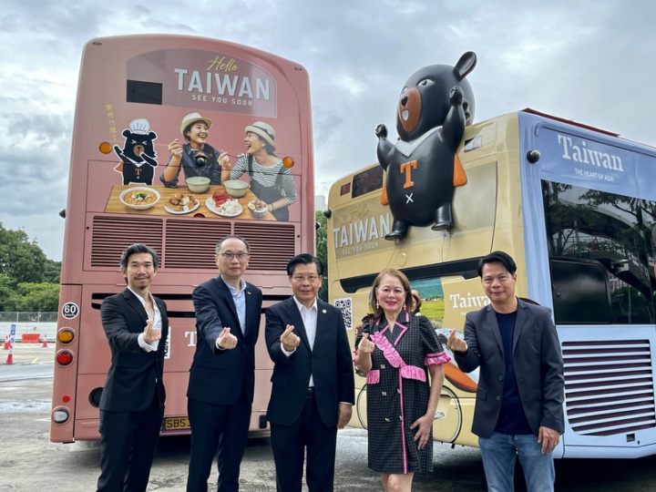 交通部觀光局20日起在新加坡推出台灣觀光主題巴士，駐星代表梁國新（中）、觀光局駐新加坡辦事處主任鄭智鴻（左2）、設計師劉律賢（右）等人出席首航儀式。