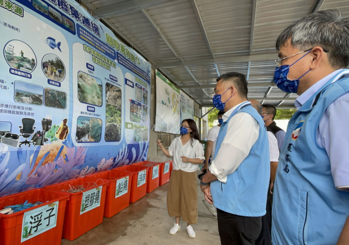 金門縣政府民國110年間與台灣化學纖維股份有限公司攜手合作，推動廢棄漁網回收再利用，金門縣長楊鎮浯（右2）6日到新湖漁港廢棄漁網暫置分類作業區視察，聽取相關簡報介紹。