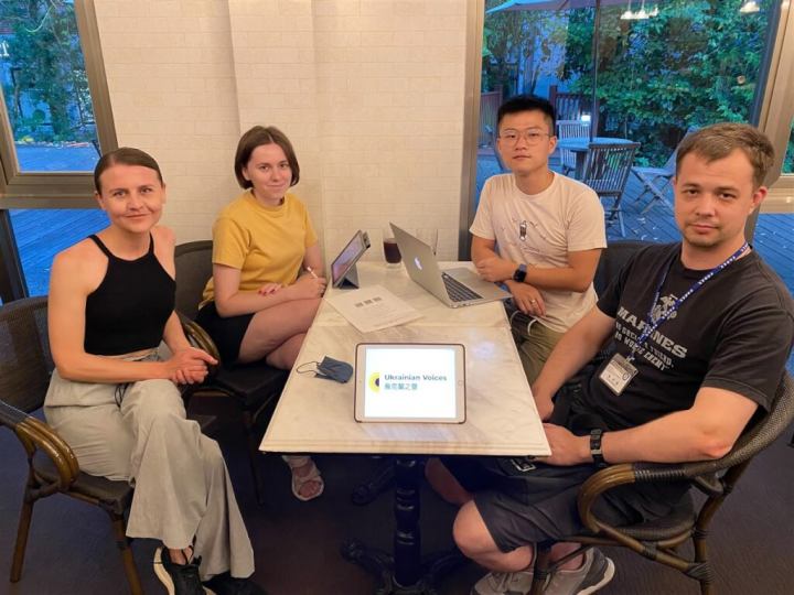 一群烏克蘭人近日在社群媒體為台灣民眾介紹他們的國家，其中4位26日在台北開會討論接下來要發布的內容，左起為瑪驪雅蒳、雷翠娜、申武松和Dmytro（狄馬）。（申武松提供）