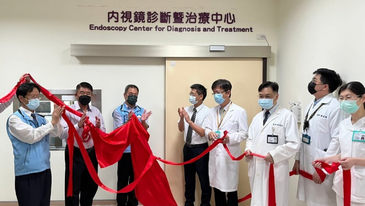 衛生福利部金門醫院內視鏡診斷暨治療中心21日開幕，由縣府祕書長陳祥麟（左3）、衛生局長李錫鑫（左）和金門醫院院長侯重光（右4）等人一同剪綵。（金門醫院提供）