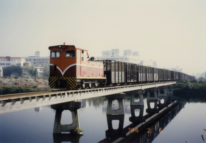 日治時期，彰化市和鹿港間曾有軌道交通，糖廠小火車除負責載運貨物外，也開放客運業務。圖為早年糖廠小火車行經福鹿溪橋畫面。（楊肇庭提供）