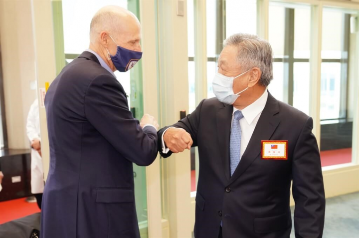 Former Governor of Florida and current U.S. Sen. Rick Scott, is welcomed by Deputy Foreign Minister Tien Chung-kwang (田中光) at the Taoyuan International Airport on Thursday. Photo source: Ministry of Foreign Affairs