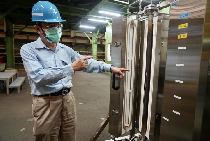 實驗室裏，中鋼綠能與系統整合研究發展處長陳宗榮展示不到150公分長的細鋼管，這是實驗階段變壓吸附塔核心設備，正在測試吸附與脫除一氧化碳的最佳操作條件，一旦上線到工場先導產線，鋼管規模將放大到3公尺高。