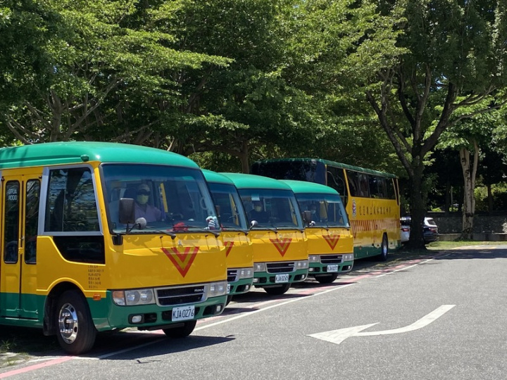 花蓮縣政府獲教育部核定補助經費及縣府自籌10%共新台幣1655萬元，汰換已屆法定使用年限的交通車，受補助學校包括鳳林國中、光華國小、月眉國小、新社國小及立山國小5校共5輛交通車。