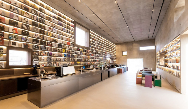 誠品生活16日將在土城青福街開展新據點，店內挑高5米、採用清水模設計，以大面書牆和逾500片黑膠迎接讀者。（誠品提供）