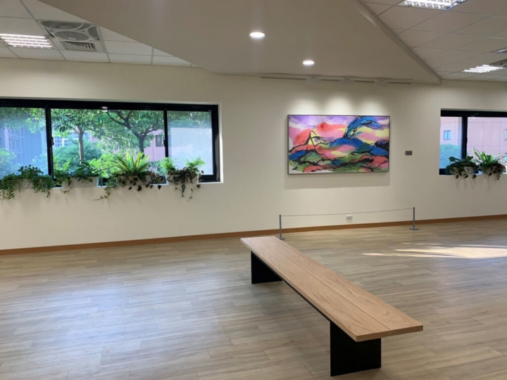 考選部18日表示，國家考場3樓的陪考人休息區，已整修成「國考藝文走廊」，約60坪、可同時容納30人參觀，18日起試營運，應考人可多加利用。（考選部提供）