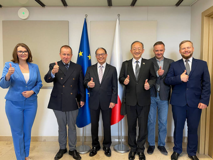 外交部次長曾厚仁（左3）12日在波蘭華沙大學演講，與駐波蘭代表陳龍錦（右3）、亞捷隆大學中遠東研究所所長耶洛內克（Adam Jelonek）（左2）等人合影。（駐波蘭代表處提供）