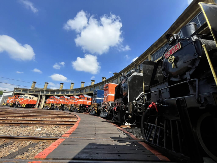 彰化扇形車庫喜迎百歲生日，彰化市公所攜手相關單位推出一系列慶祝活動，23日開幕式呈現難得一見的12列不同世代蒸汽、柴油、電氣火車頭，包括蒸汽CK124、DT668、柴油R21與第一台電氣E101等經典款。（彰化市公所提供）