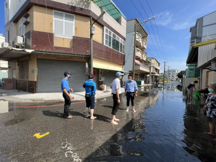 2022年最大也是最後一次的超級月亮13日晚間東升，引發年度大潮，台南安平沿海14日出現滿潮水位，局部區域海水倒灌，造成路面積淹水。（台南市議員李啟維提供）