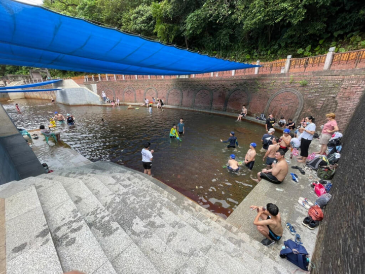 宜蘭縣蘇澳鎮公所9日表示，民眾的名字如果有「冷」或「泉」，7月14日到8月14日可前往蘇澳冷泉公園，享價值新台幣120元大眾池免費體驗券1張。（蘇澳鎮公所提供）