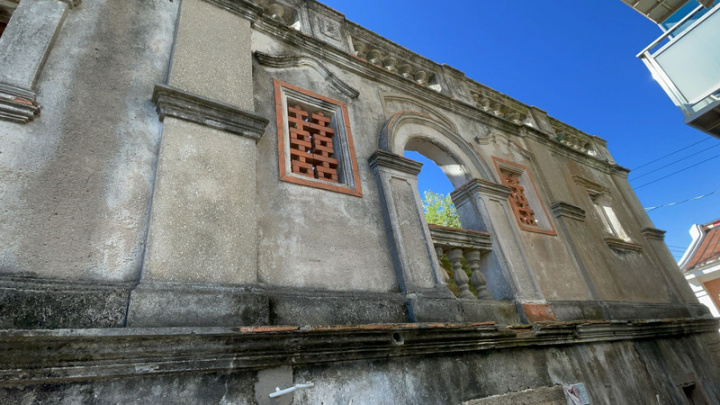 已有逾百年歷史的金門呂朝怡洋樓，其外觀最大特色為2樓正立面中央為拱門，門左右兩旁窗為紅磚砌「囍」字，在整體無裝飾的樸素立面中，「囍」字格外突出。