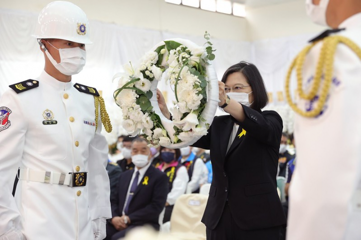 總統在司儀引領下於靈前獻花圈