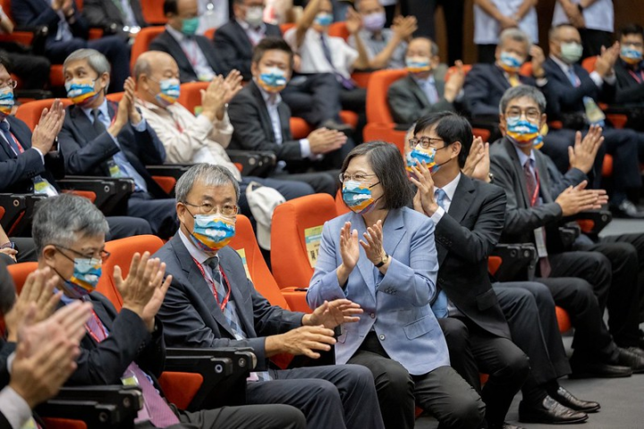 總統出席「國立中山大學『半導體及重點科技研究學院』揭牌典禮暨簽約儀式」