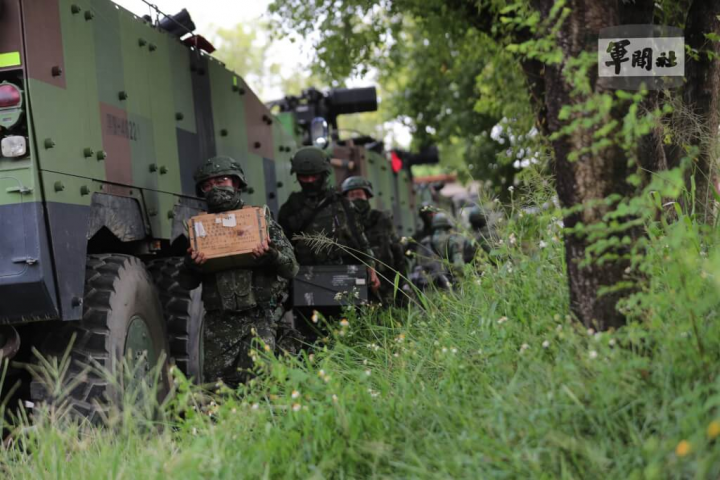 陸軍機步333旅聯兵一營25日下午進行戰備裝載演習課目，將雲豹八輪甲車實施武器掛載、彈藥及油料整補。（軍聞社提供）