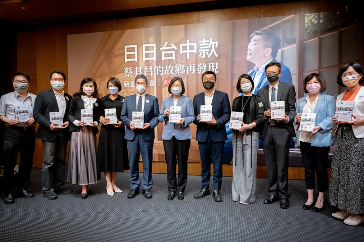 總統和與會人員合影