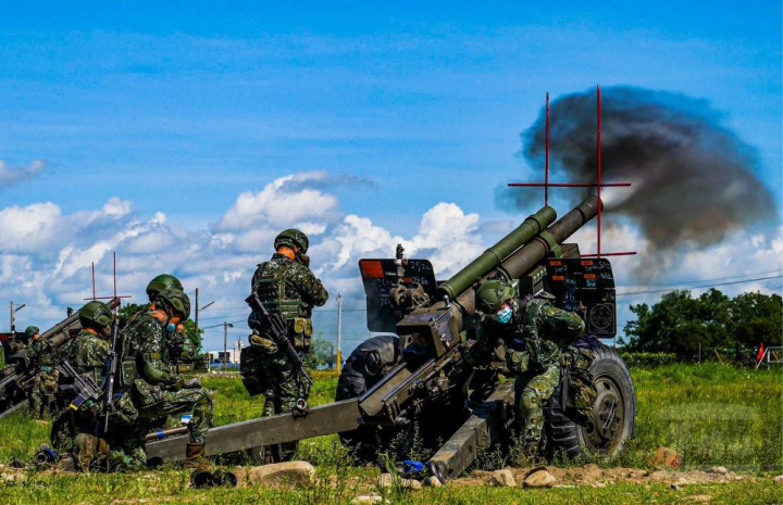 陸軍裝甲564旅砲兵營於砲測中心實施實彈射擊。（取自中華民國陸軍臉書粉專）