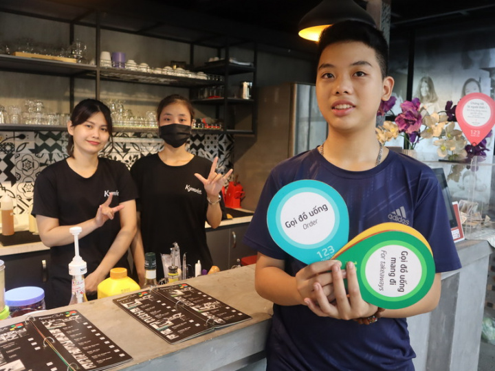 金越咖啡店的服務生全是聽障者，店家貼心準備字卡與手語圖示方便消費者點餐。