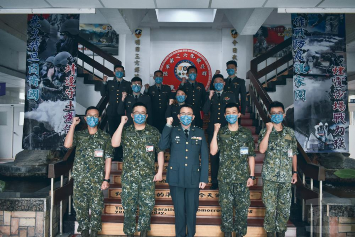 36化學兵群指揮官謝上校與晉任人員合影。（36化學兵群提供）