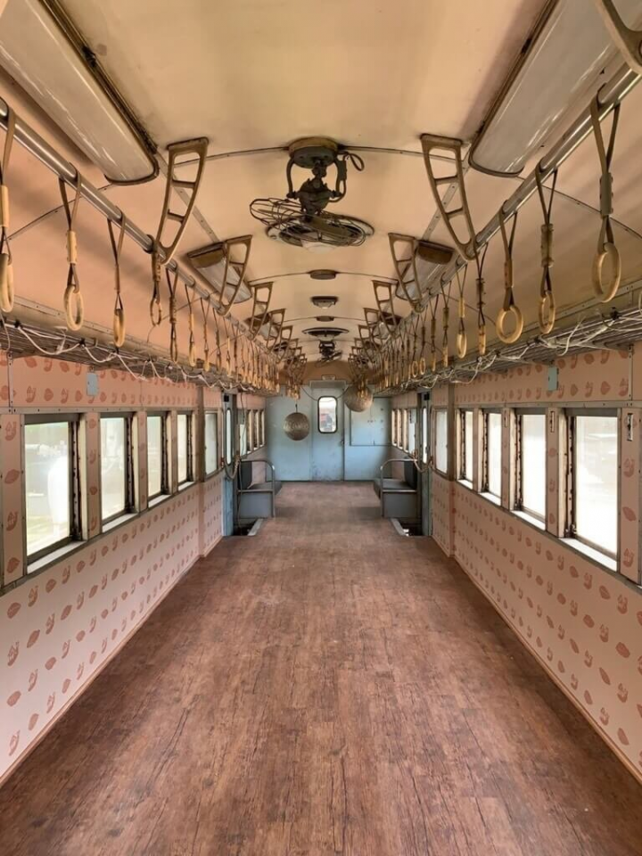 花蓮鳳林慢城廣場彩繪列車換新塗裝，外觀由設計師李明道以蝸牛圖騰打造，內部空間也整修一新，開放遊客體驗。（縱管處提供）