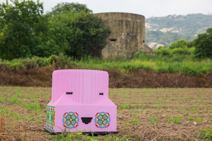 金門縣政府與樂高達人黃彥智再次合作，8月1日起將辦理「積沙成塔」展，盼透過充滿在地特色的「微笑碉堡」（圖）等作品，再創旅遊潮。（金門縣政府提供）