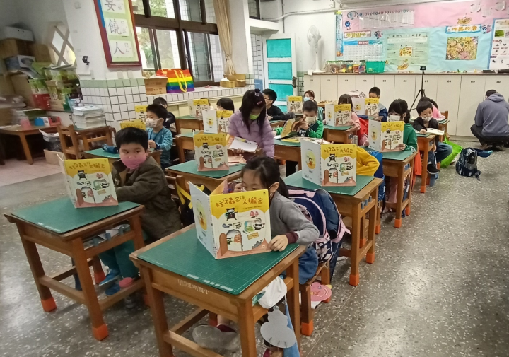 第三名臺北市東湖國小「寶貝我的牙─口腔保健」繪本教學生動有趣，更結合園遊會闖關