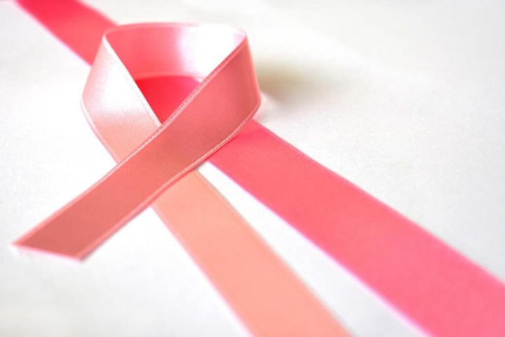 醫師建議，35歲以上女性可透過每年在固定醫院進行乳房超音波，以利早發現年輕乳癌，早期治療。粉紅絲帶為全球乳癌防治標誌。（圖取自Pixabay圖庫）
