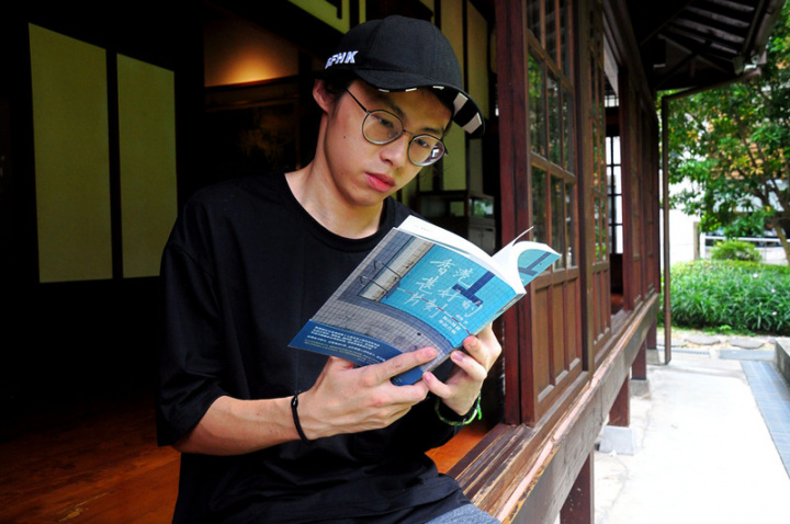 胡戩在香港「反送中」期間創辦「加山傳播」，記錄這場運動。擅長人物特寫的他，作品曾獲2021和2022年人權新聞獎的肯定，近期也出版訪談集「香港甚好的片刻」。