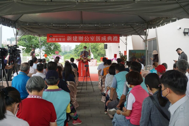 中央氣象局25日表示，高雄氣象站遷至楠梓區都會公園新址正式啟用。中央氣象局長鄭明典致詞時表示，高雄氣象站未來也將與高雄都會公園管理站攜手推動環境教育，透過風力塔與觀測坪、深井式地震儀與強震儀、海上氣象浮標與浮球等設備，讓參觀民眾了解如何蒐集3度空間海陸的氣象資料。 （氣象局提供）