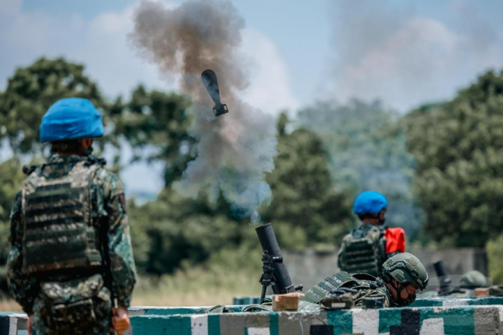 步兵302旅81迫砲訓練彈射擊。（青年日報提供）