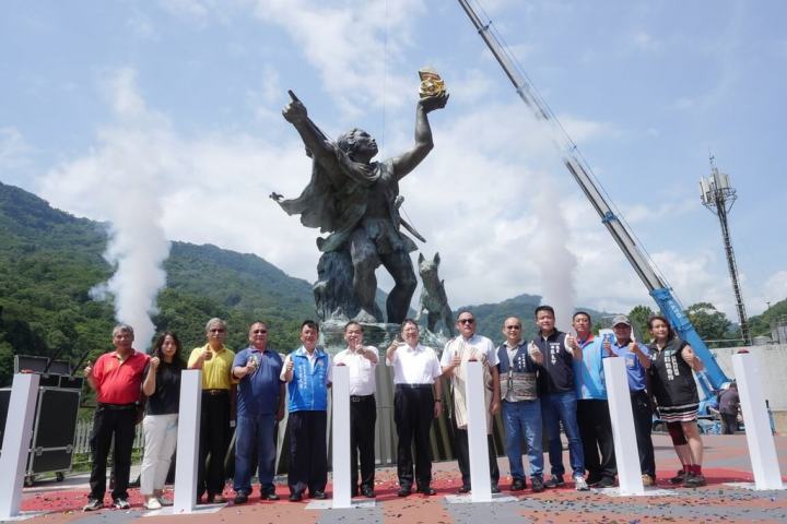 新竹縣尖石鄉泰雅勇士像歷經2012年蘇拉颱風風災崩落，經新竹縣長楊文科（中）與各界努力籌款，並委託出生新竹香山的雕塑藝術家王淇郎重新打造，勇士像19日重生並舉行落成典禮。（新竹縣政府提供）