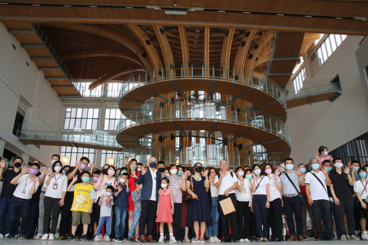 投資超過新台幣30億元，樹德企業「半山夢工廠」3日起試營運，12月23日正式開幕，室內開放面積達5086坪，以全體驗、全教學、全互動、全育樂四大訴求，打造全新型態、全球室內面積最大的觀光工廠。