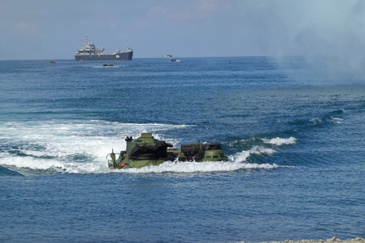 國軍漢光38號演習「聯合登陸作戰」28日一早在屏東加祿堂灘岸進行演練，中平號戰車登陸艦施放18輛次的AAV-7兩棲突擊車泛水前進，演練過程逼真。