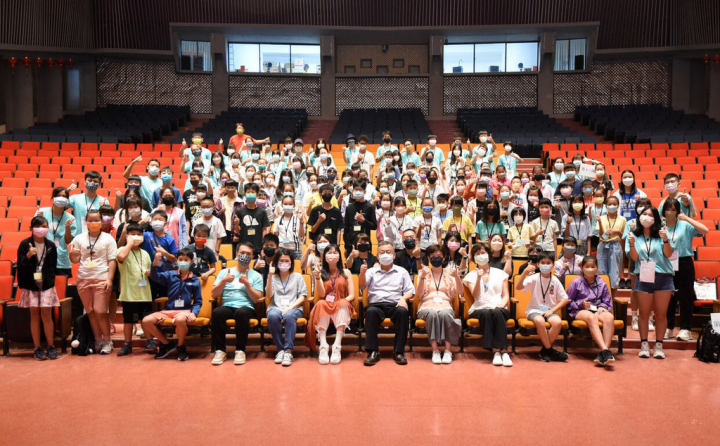 首頁 / 地方 拉縴人兒童合唱營開幕 賴峰偉鼓勵傳唱真善美正能量 2022/7/6 16:38（7/6 16:46 更新） 拉縴人文化藝術基金會扎根偏鄉離島音樂，在澎湖舉辦的拉縴人兒童合唱營活動6日舉行始業式，澎湖縣長賴峰偉（前坐者中）也出席與會。（澎湖縣政府提供）