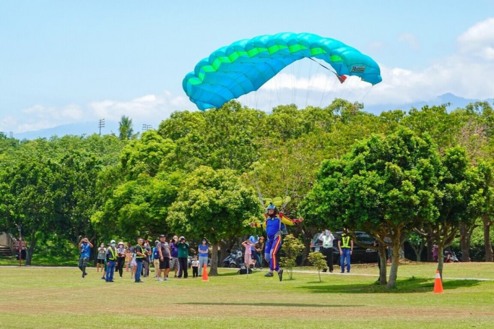 台東縣政府攜手安捷航空，率全國之先推動高空跳傘，來自俄羅斯及烏克蘭的教練25日在卑南遺址公園首度試跳。（台東縣政府提供）
