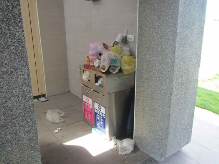 墾丁國家公園遊客多，經常發生垃圾桶爆滿狀態，墾管處29日表示，將配合垃圾減量政策，共同守護自 然，呼籲遊客在沒有垃圾桶設置的旅遊地點，將垃圾自行帶走處理。（墾管處提供）