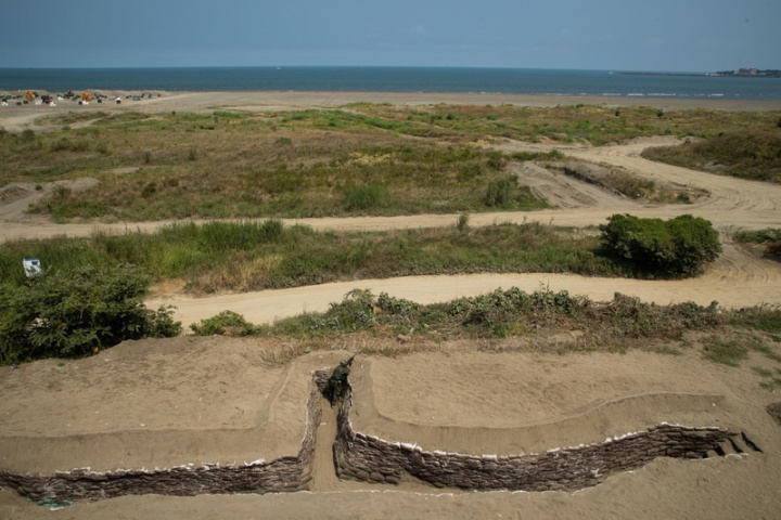 國軍在漢光演習期間，於八里海灘一帶挖壕溝，進行聯合反登陸課目。