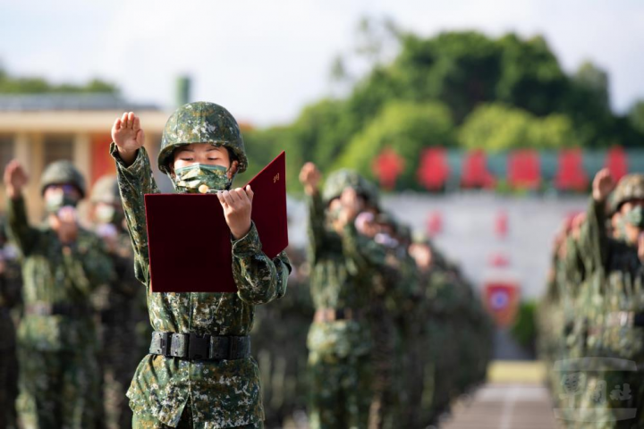 三軍九校院聯合入伍訓練軍官班隊開訓典禮19日登場，圖為入伍生代表宣誓。