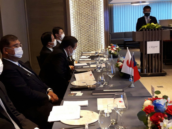 立法院副院長蔡其昌（右）28日晚間宴請「思考日本安全保障議員之會」訪台團共同團長日本前防衛大臣石破茂（左）眾議員一行。