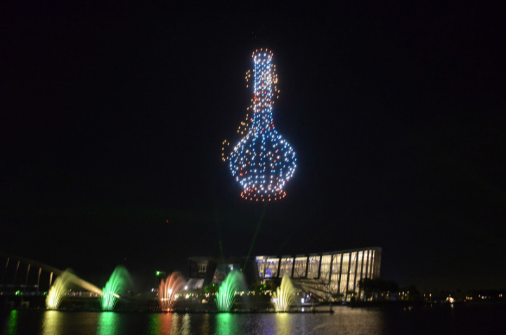 故宮南院「仲夏平安夜」水舞聲光秀及無人機首場展演16日晚間盛大登場，以500架無人機搭配水舞聲光秀，讓故宮院藏瑰寶圖案在夜空中閃耀。