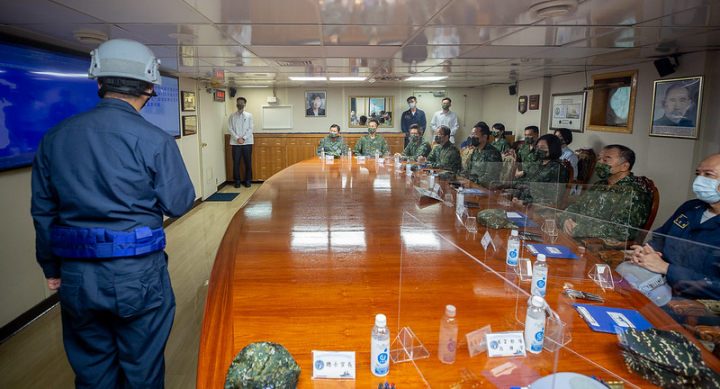 總統登上基隆軍艦後，聽取168艦隊副艦隊長陳明峯戰場簡報