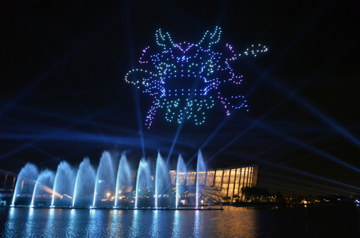 故宮南院16日下午就湧入上萬人潮，等待欣賞「仲夏平安夜」水舞聲光秀及無人機今年首場展演；晚間8時表演開始，500架無人機在空中排出龍首圖案，馬上引來觀眾讚嘆連連。