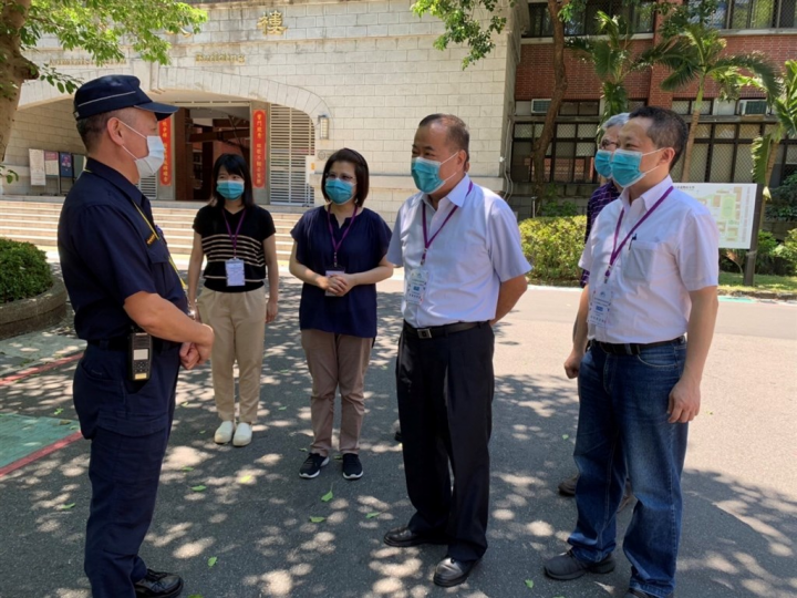 Fisheries Agency officials and police patrol an examination hall in Taipei. Photo courtesy of Taiwan Fisheries Agency