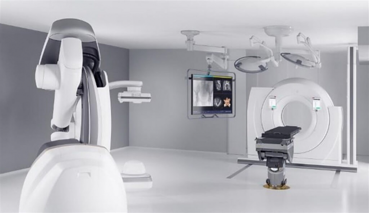 嘉義長庚醫院20日宣布2023年將完成新一代複合式手術室（示意圖），內設2部電腦斷層、導航系統及機械手臂影像設備，患者檢查、開刀都在手術室中不用移動，提供「一站式醫療」服務。（嘉義長庚醫院提供）