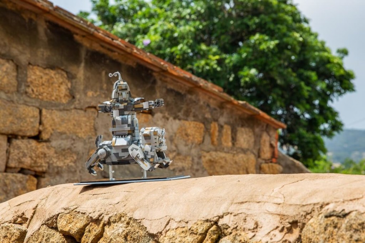 金門縣政府28日表示，與樂高達人黃彥智再次合作，8月1日起辦理「積沙成塔」展，除了展出知名建築積木經典作品外，還有充滿地特色的新作品「瓦將軍」（圖）等，盼再創旅遊潮。（金門縣政府提供）