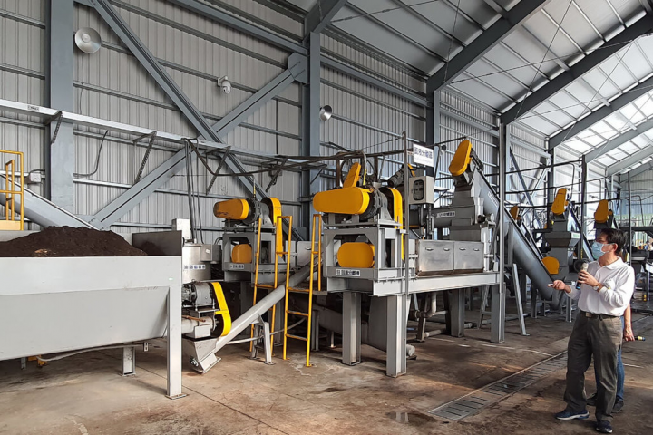 台南城西廚餘高速發酵廠以家戶廚餘製成肥料，品質獲得行政院農委會認可並核發雜項肥料登記證，環保局命名為「尚好肥」。（台南市環保局提供）