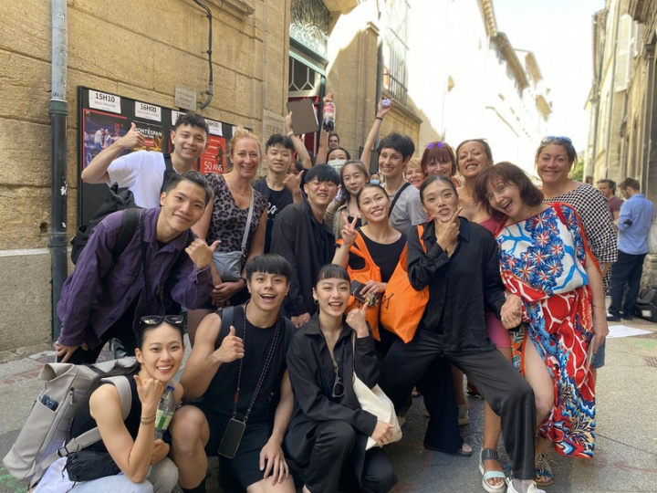 巴黎歌劇院芭蕾舞團前星級首席舞者、劇院總監皮耶特拉加拉（中，穿灰衣者）欣賞「再見」，並與團員、民眾合影。她期待未來進一步合作。